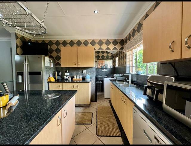 6 BEDROOM HOUSE FOR SALE IN CLAYVILLE